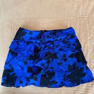 Express Tier Ruffled Lined Mini Skirt. Blue with black floral print. Size 0.